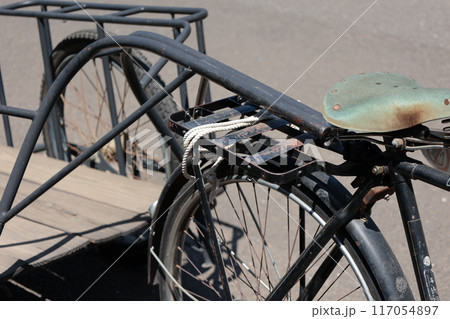 古い自転車とリャカー 117054897