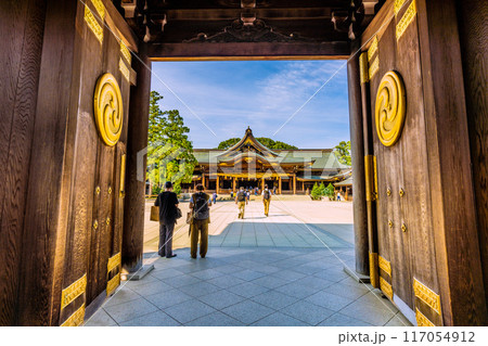 日本の寒川都市景観　相模國一之宮 寒川神社。神門の奥に御本殿が見える＝令和6年7月21日 117054912
