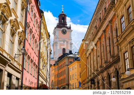 スウェーデン ストックホルムの旧市街、ガムラスタンの街並み 117055259