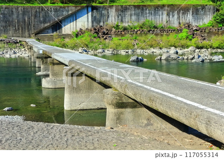 【高知県】清流の四万十川を渡す(長生沈下橋) 【高知県】清流の四万十川を渡す(長生沈下橋) 117055314