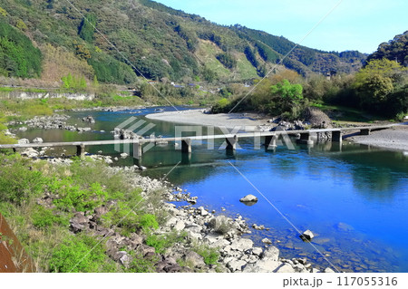【高知県】清流の四万十川を渡す(長生沈下橋) 【高知県】清流の四万十川を渡す(長生沈下橋) 117055316