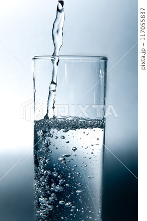 water in glass 117055837