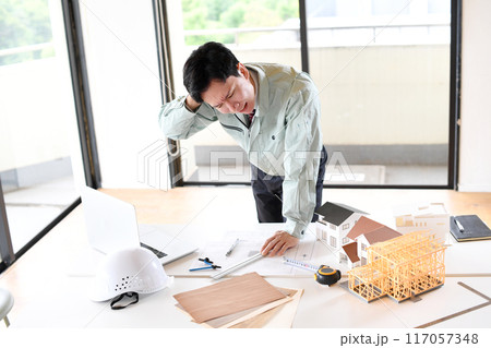 建築設計をする作業着姿の悩むアジア人男性 117057348