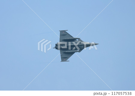 旋回するフランス航空宇宙軍ラファール戦闘機 旋回するフランス航空宇宙軍ラファール戦闘機 117057538
