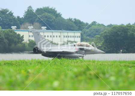 百里基地に着陸したフランス航空宇宙軍ラファールB戦闘機 117057650