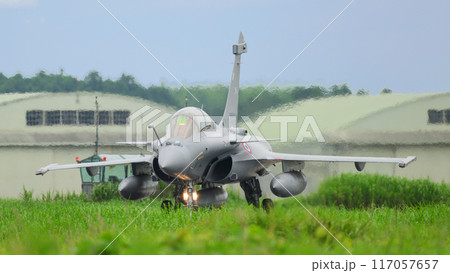 タキシングするフランス航空宇宙軍ラファールB戦闘機 117057657