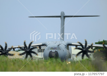 タキシングするフランス航空宇宙軍A400Mアトラス輸送機 117057797