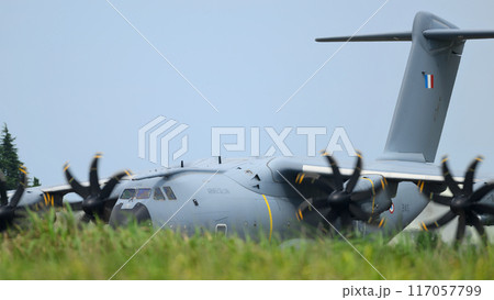 タキシングするフランス航空宇宙軍A400Mアトラス輸送機 117057799