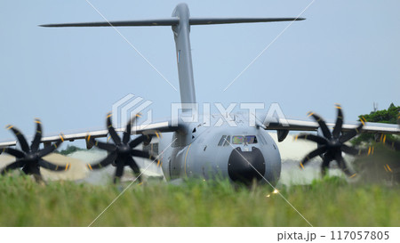 タキシングするフランス航空宇宙軍A400Mアトラス輸送機 117057805