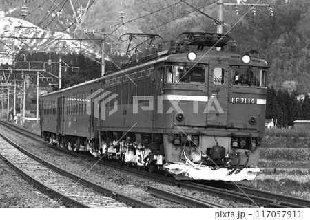 奥羽本線を走る普通客車列車 117057911