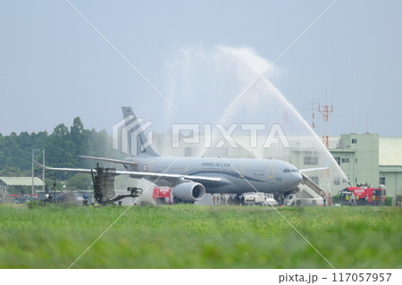 放水を受けるフランス航空宇宙軍A330MRTTフェニックス空中給油機 117057957