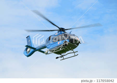 出動する茨城県警察航空隊ヘリコプター 117058042