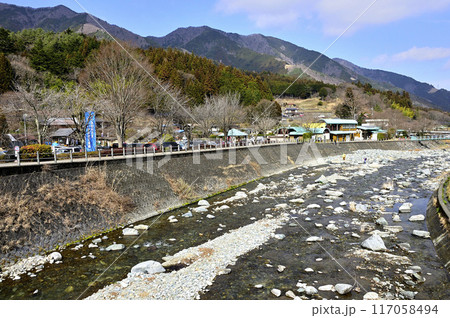 道志山塊の菜畑山と道の駅どうしと道志川 117058494