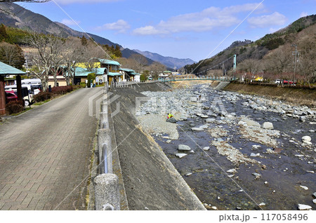 道志山塊と道の駅どうしと道志川 117058496