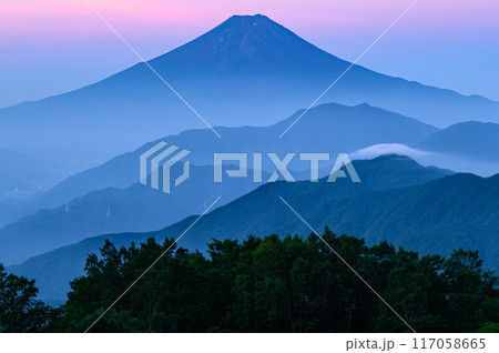 （山梨県）夏の早朝・雁ヶ腹摺山より望む富士山の山並みの絶景 117058665
