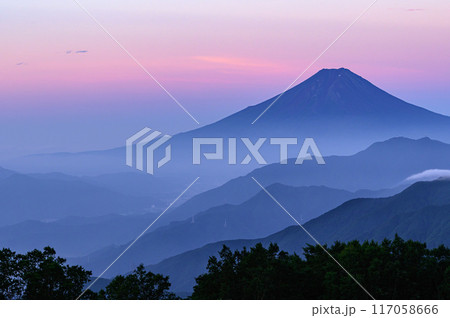 (山梨県)夏の早朝・雁ヶ腹摺山より望む富士山の山並みの絶景 (山梨県)夏の早朝・雁ヶ腹摺山より望む富士山の山並みの絶景 117058666
