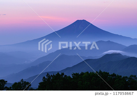 (山梨県)夏の早朝・雁ヶ腹摺山より望む富士山の山並みの絶景 (山梨県)夏の早朝・雁ヶ腹摺山より望む富士山の山並みの絶景 117058667