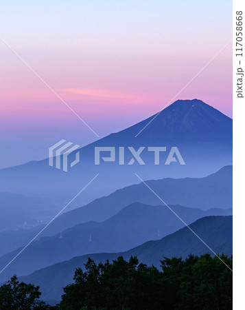 （山梨県）夏の早朝・雁ヶ腹摺山より望む富士山の山並みの絶景 117058668