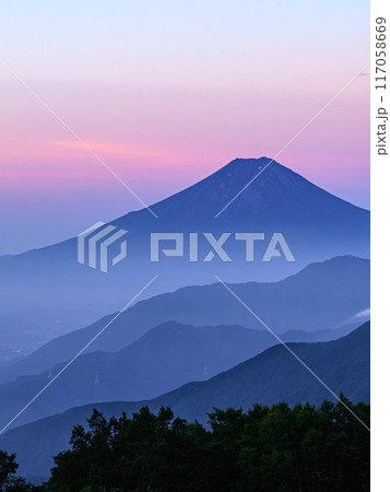 (山梨県)夏の早朝・雁ヶ腹摺山より望む富士山の山並みの絶景 (山梨県)夏の早朝・雁ヶ腹摺山より望む富士山の山並みの絶景 117058669
