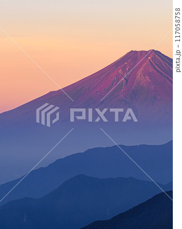 (山梨県)夏の早朝・雁ヶ腹摺山より望む赤富士と山並みの絶景 (山梨県)夏の早朝・雁ヶ腹摺山より望む赤富士と山並みの絶景 117058758