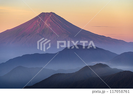 （山梨県）夏の早朝・雁ヶ腹摺山より望む赤富士と山並みの絶景 117058761