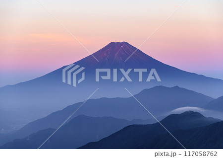 （山梨県）夏の早朝・雁ヶ腹摺山より望む赤富士と山並みの絶景 117058762