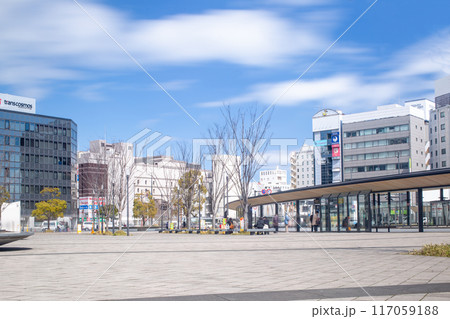 大分駅前バスターミナルと街並み 117059188