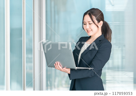 会社・オフィスでノートパソコンを使うスーツ姿のアジア人ビジネスウーマン(起業家・女性起業家) 会社・オフィスでノートパソコンを使うスーツ姿のアジア人ビジネスウーマン(起業家・女性起業家) 117059353