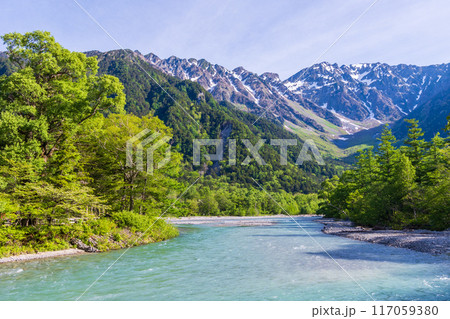 日本屈指の山岳リゾート　新緑の上高地　河童橋からの眺め 117059380