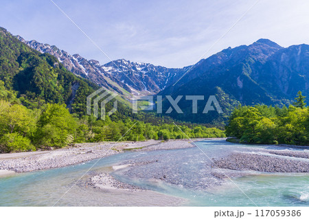 日本屈指の山岳リゾート 新緑の上高地 穂高連峰 日本屈指の山岳リゾート 新緑の上高地 穂高連峰 117059386