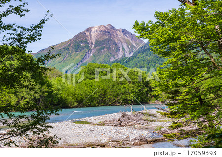 日本屈指の山岳リゾート　新緑の上高地　焼岳 117059393