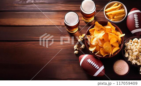 ビール、フットボール、ポップコーン、ポテトチップス、コピースペース ビール、フットボール、ポップコーン、ポテトチップス、コピースペース 117059409