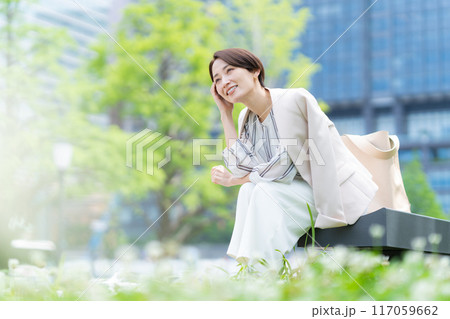 オフィス街で働くミドルのビジネスウーマン オフィス街で働くミドルのビジネスウーマン 117059662