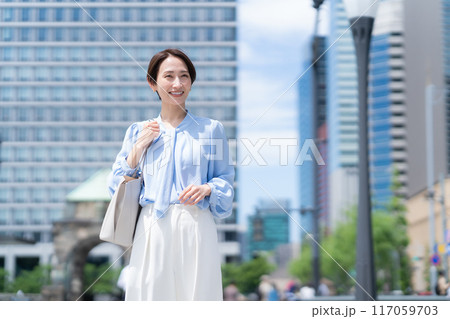 オフィス街で働くミドルのビジネスウーマン 117059703