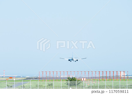 飛行機　ジャンボジェット　滑走路 117059811