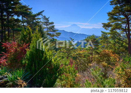 秋の山梨県甲府市昇仙峡のロープウェイ山頂駅にある浮富士広場から南側の眺望 117059812