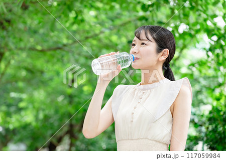 水分補給する女性 117059984