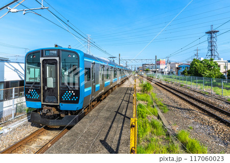 日本の寒川都市景観 7月。JR相模線　寒川駅前やJR相模線新型車両E131系電車などを望む＝21日 117060023