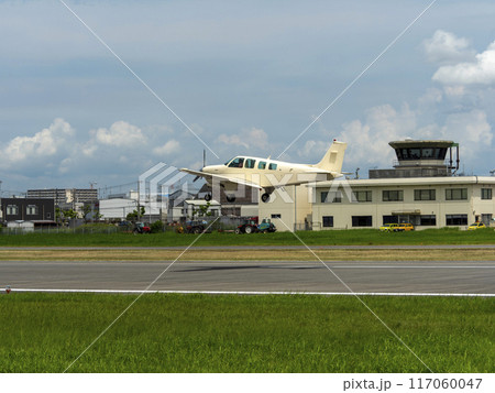 八尾空港を飛び立つ軽飛行機 117060047