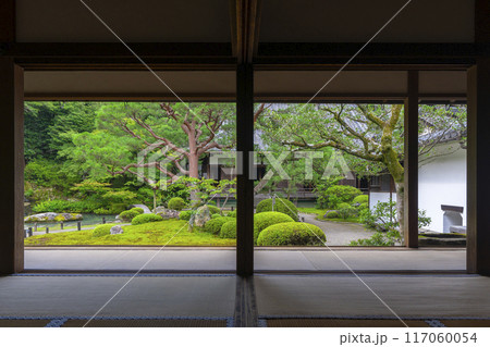 新緑の京都 青蓮院 華頂殿から眺める相阿弥の庭 新緑の京都 青蓮院 華頂殿から眺める相阿弥の庭 117060054