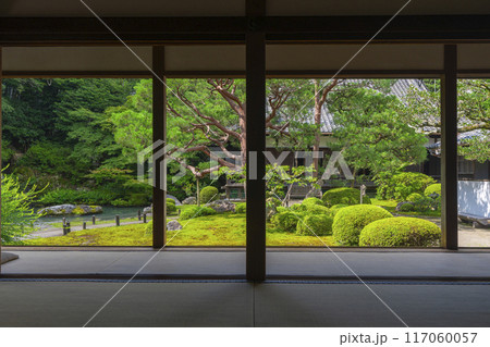 新緑の京都 青蓮院 華頂殿から眺める相阿弥の庭 新緑の京都 青蓮院 華頂殿から眺める相阿弥の庭 117060057