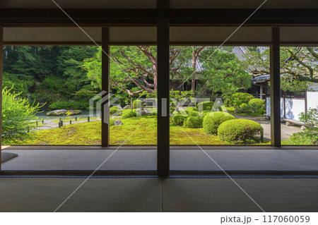 新緑の京都 青蓮院 華頂殿から眺める相阿弥の庭 新緑の京都 青蓮院 華頂殿から眺める相阿弥の庭 117060059