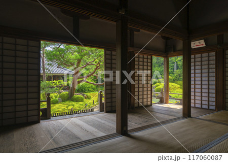 新緑の京都 青蓮院 小御所から眺める相阿弥の庭 新緑の京都 青蓮院 小御所から眺める相阿弥の庭 117060087