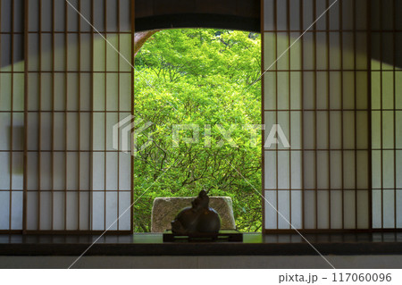 新緑の京都 青蓮院 華頂殿から眺める相阿弥の庭 新緑の京都 青蓮院 華頂殿から眺める相阿弥の庭 117060096