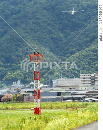 八尾空港に着陸する飛行機と風向風速計 117060166