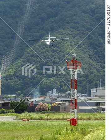 八尾空港に着陸する飛行機と風向風速計 117060167