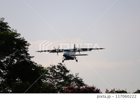 （東京・調布飛行場）　着陸をはじめる小型プロペラ旅客機 117060222