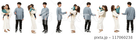 女の子赤ちゃん抱っこのファミリー家族の全身人物切り抜き素材 117060238