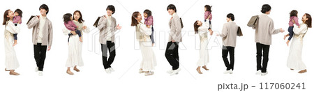 女の子赤ちゃん抱っこのファミリー家族の全身人物切り抜き素材 117060241