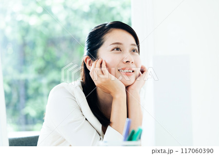 将来を夢見る女性 117060390